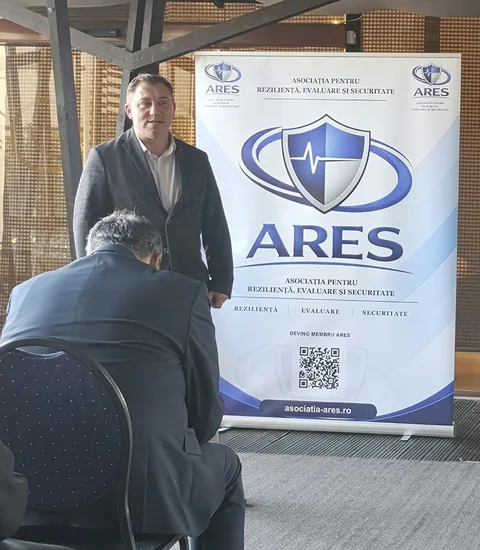 Participant adresându-se publicului, cu un ascultător în prim-plan