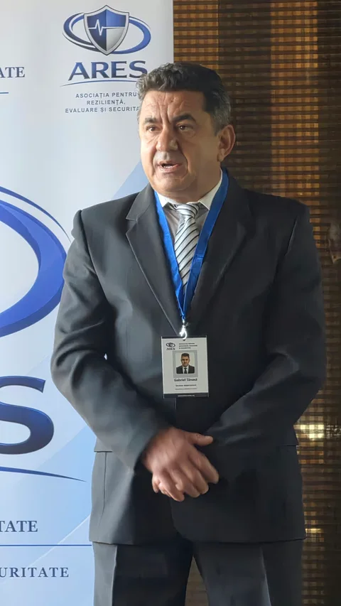 Cadru apropiat cu un participant în costum și cravată cu dungi